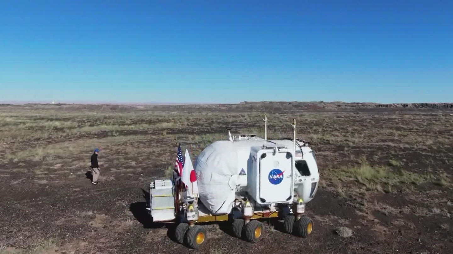 NASA 展示载人月球探测车，可供两名宇航员生活工作